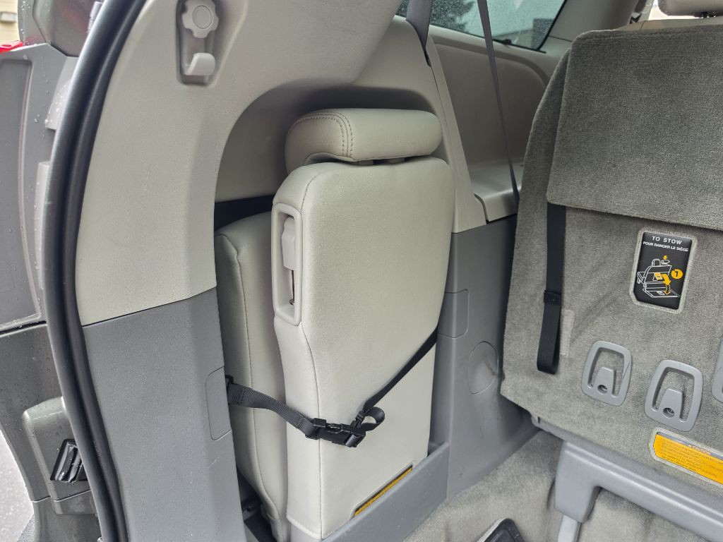 2014 Toyota Sienna Image 13
