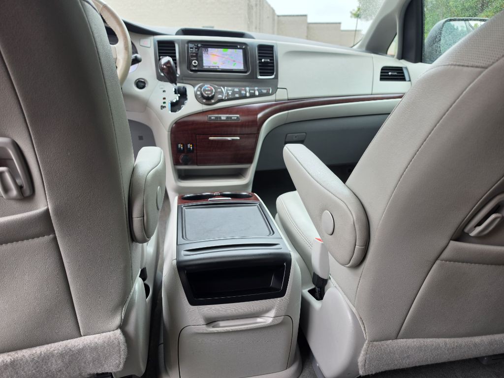 2014 Toyota Sienna Image 14