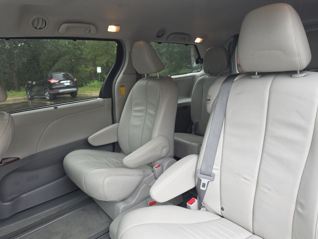 2014 Toyota Sienna Image 16