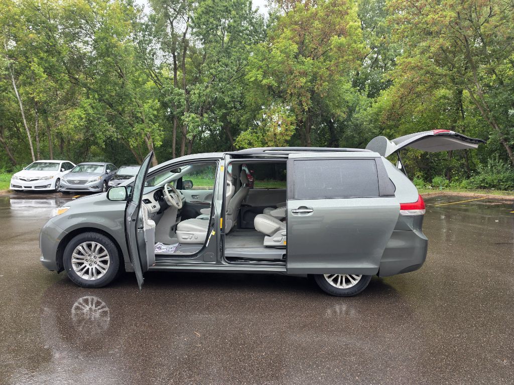 2014 Toyota Sienna Image 9