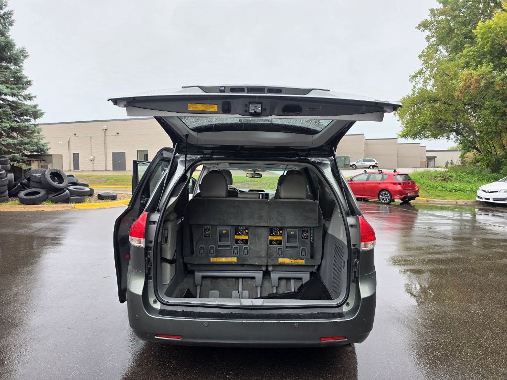 2014 Toyota Sienna Image 10