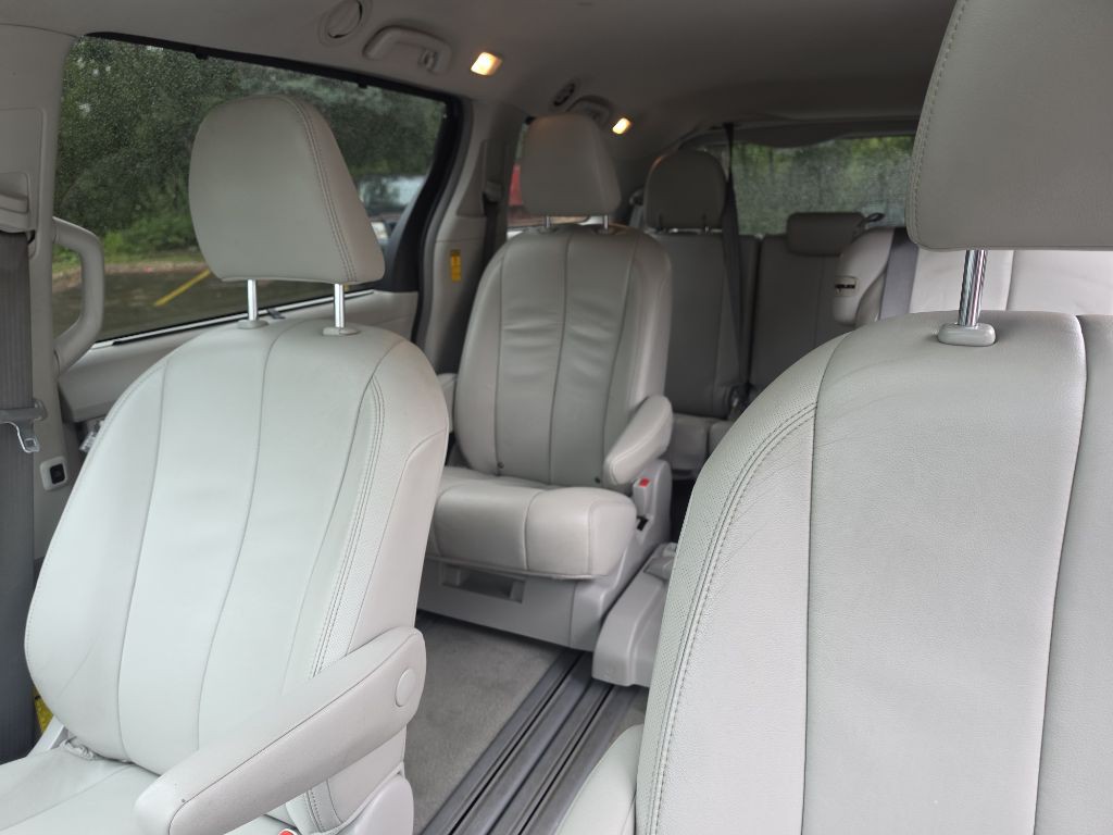 2014 Toyota Sienna Image 17
