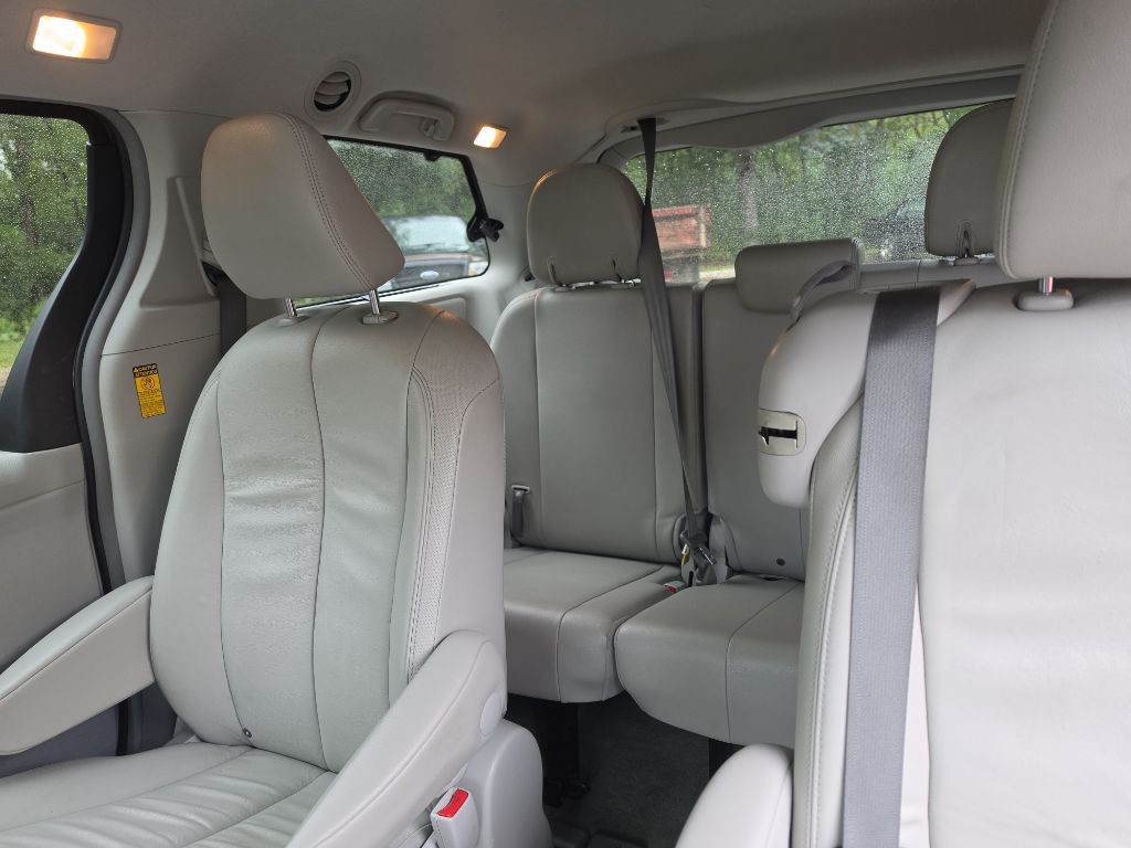 2014 Toyota Sienna Image 18