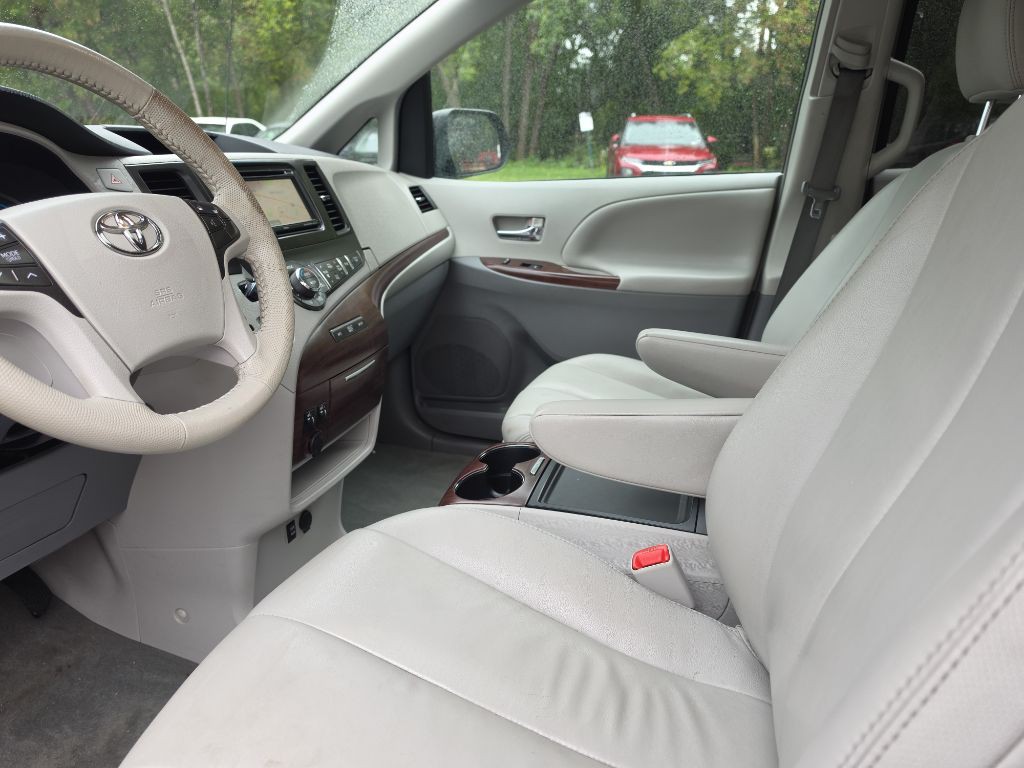2014 Toyota Sienna Image 20