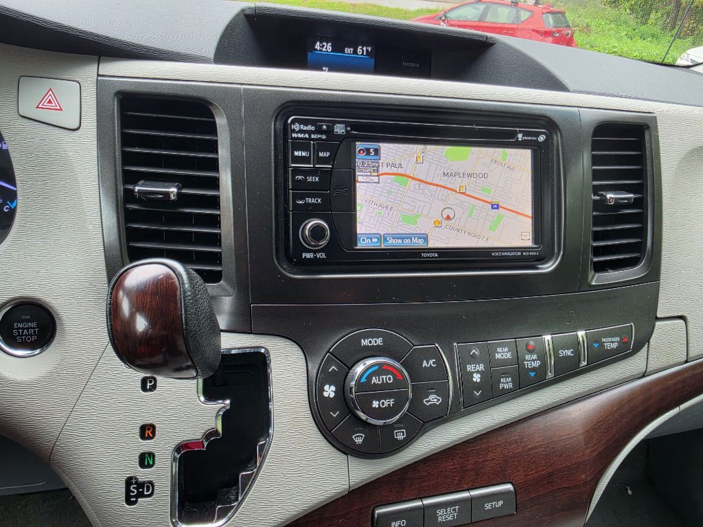 2014 Toyota Sienna Image 24