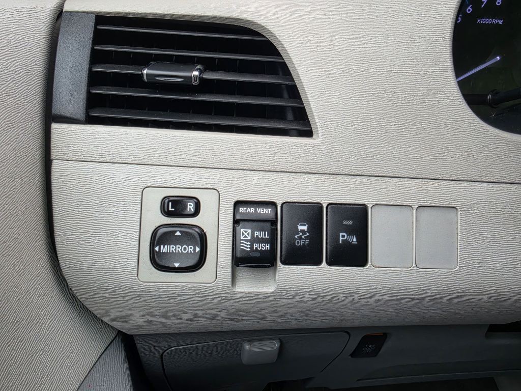 2014 Toyota Sienna Image 26