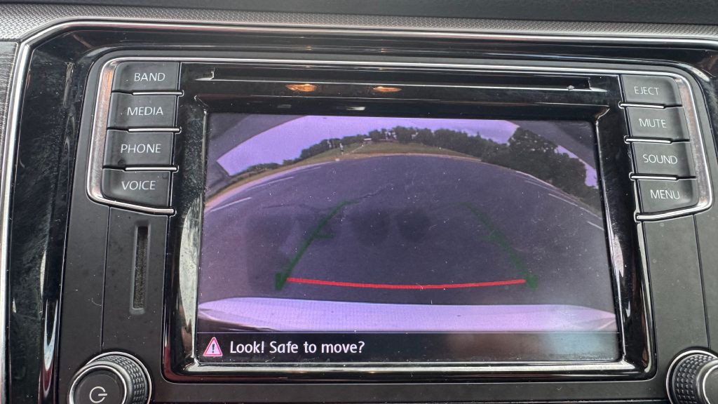 2016 Volkswagen Passat Image 16