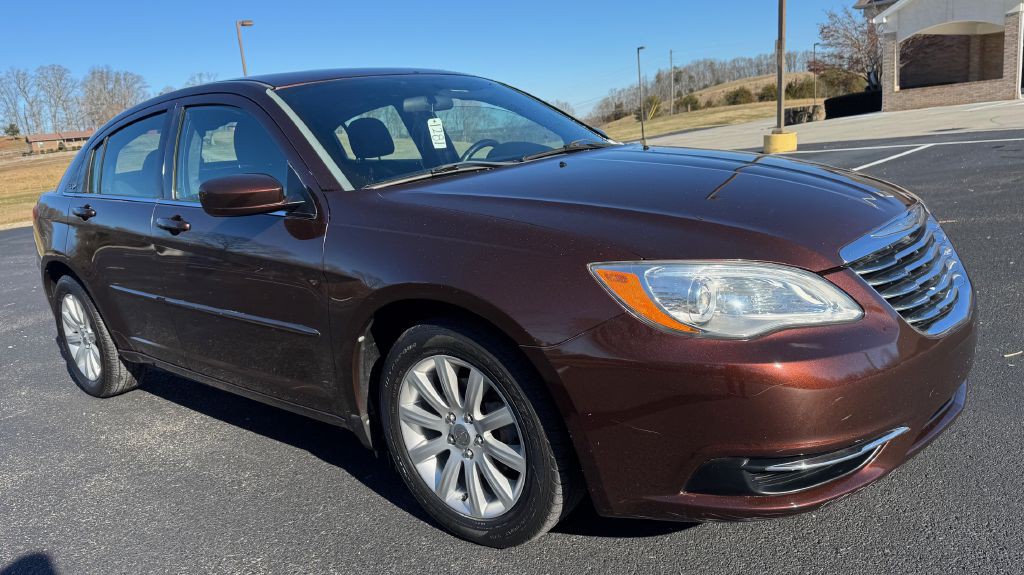 2013 Chrysler 200 Image 2