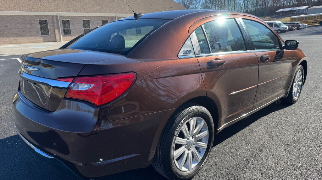 2013 Chrysler 200 Image 3