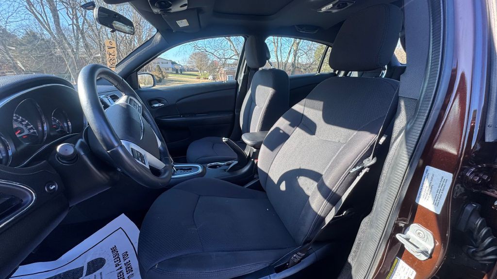 2013 Chrysler 200 Image 5