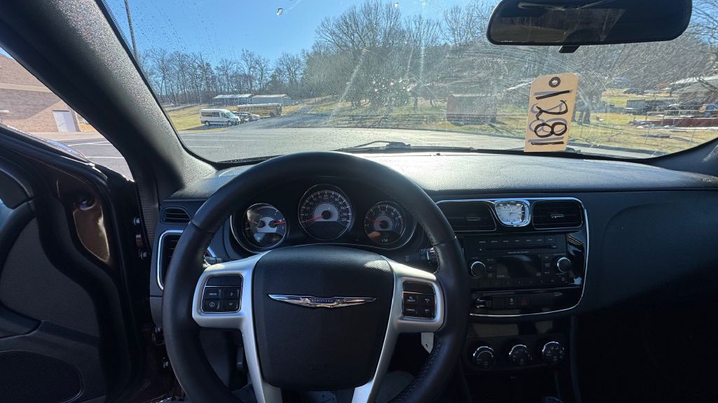 2013 Chrysler 200 Image 10