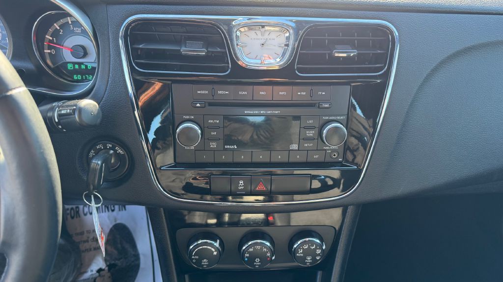 2013 Chrysler 200 Image 12