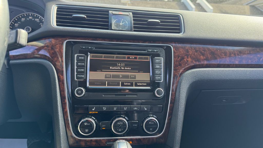 2012 Volkswagen Passat Image 12