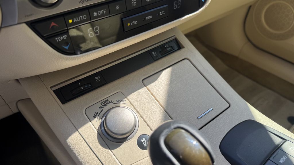 2014 Lexus ES Image 13
