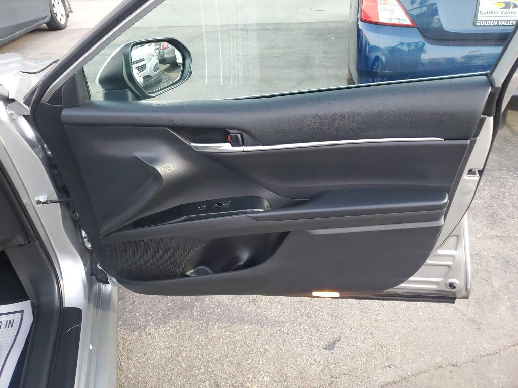 2019 Toyota Camry Image 19
