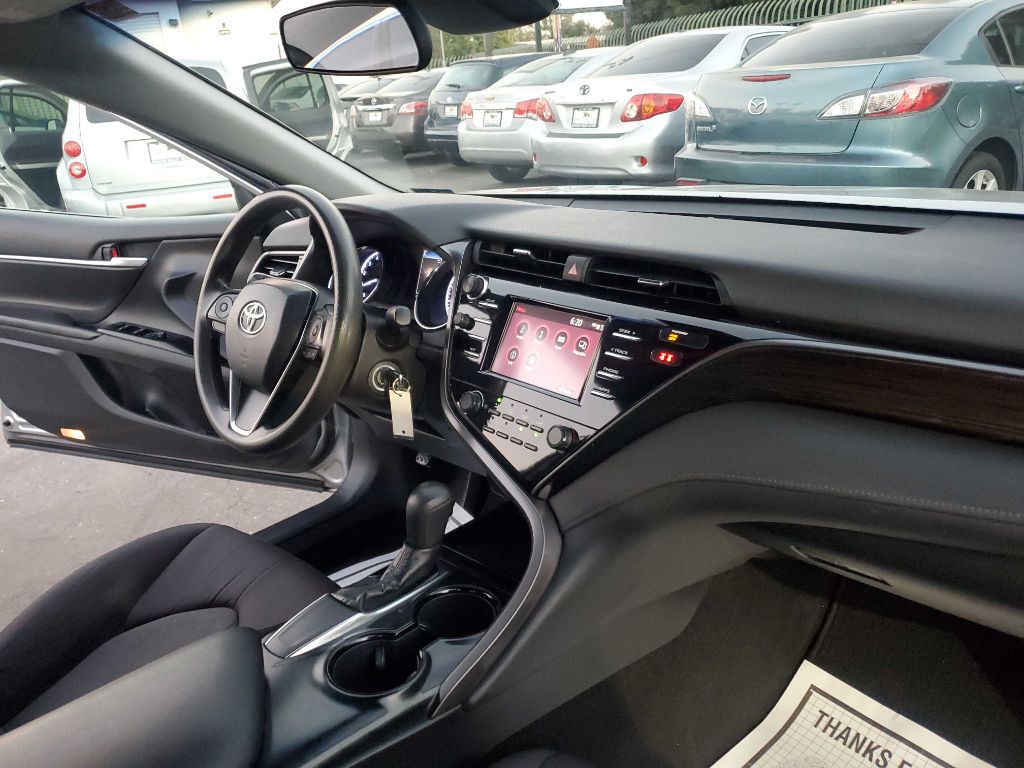 2019 Toyota Camry Image 21