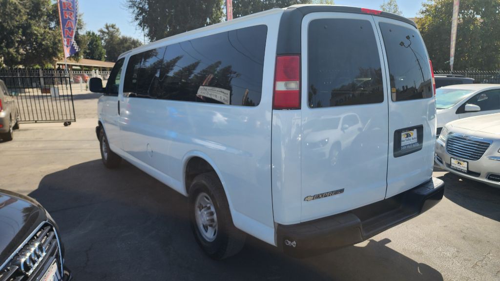 2007 Chevrolet Express Image 3
