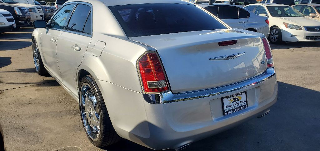 2012 Chrysler 300 Image 5