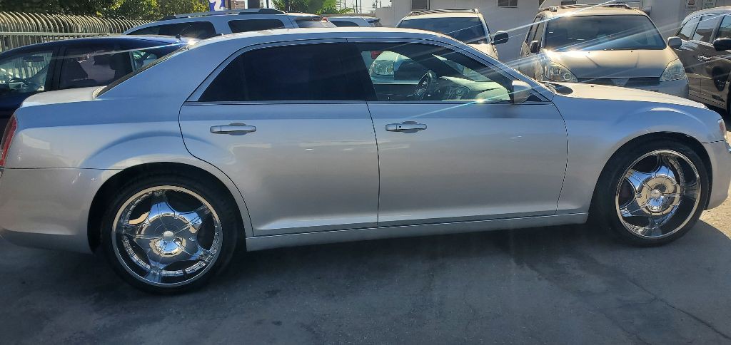 2012 Chrysler 300 Image 6