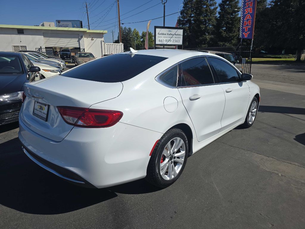 2016 Chrysler 200 Image 4