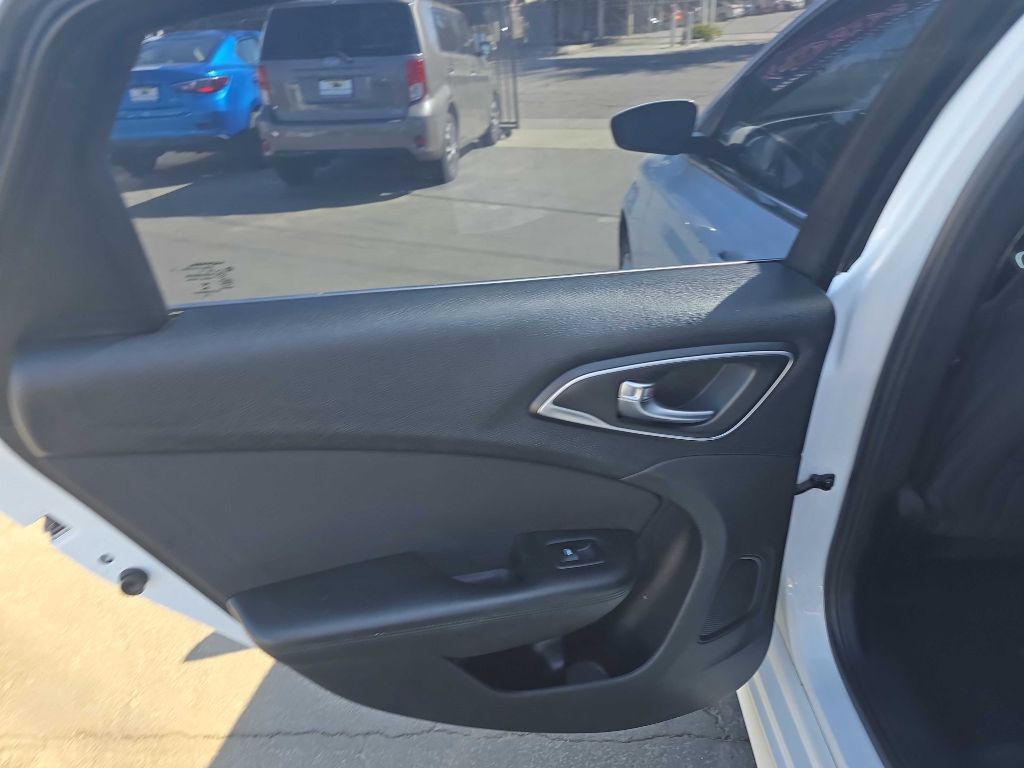 2016 Chrysler 200 Image 10