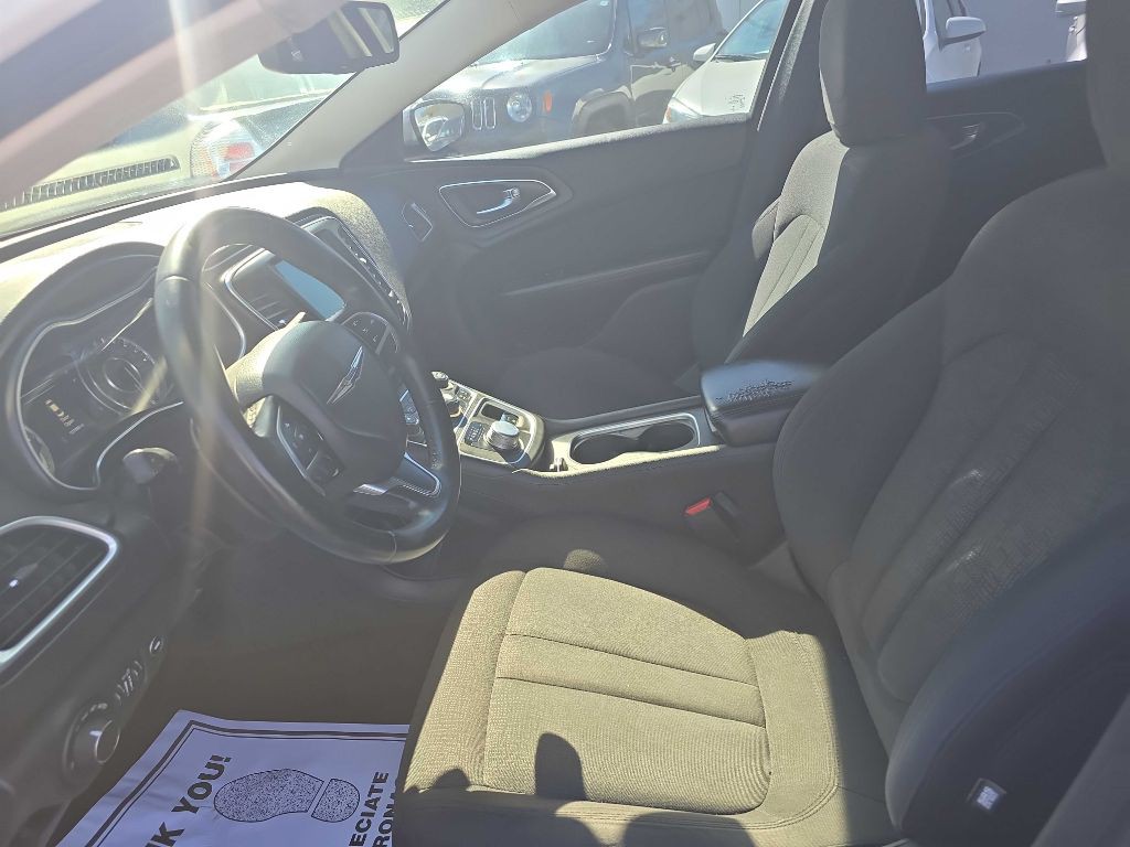 2016 Chrysler 200 Image 11