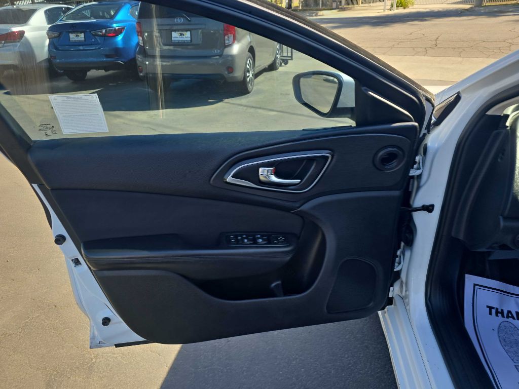 2016 Chrysler 200 Image 12