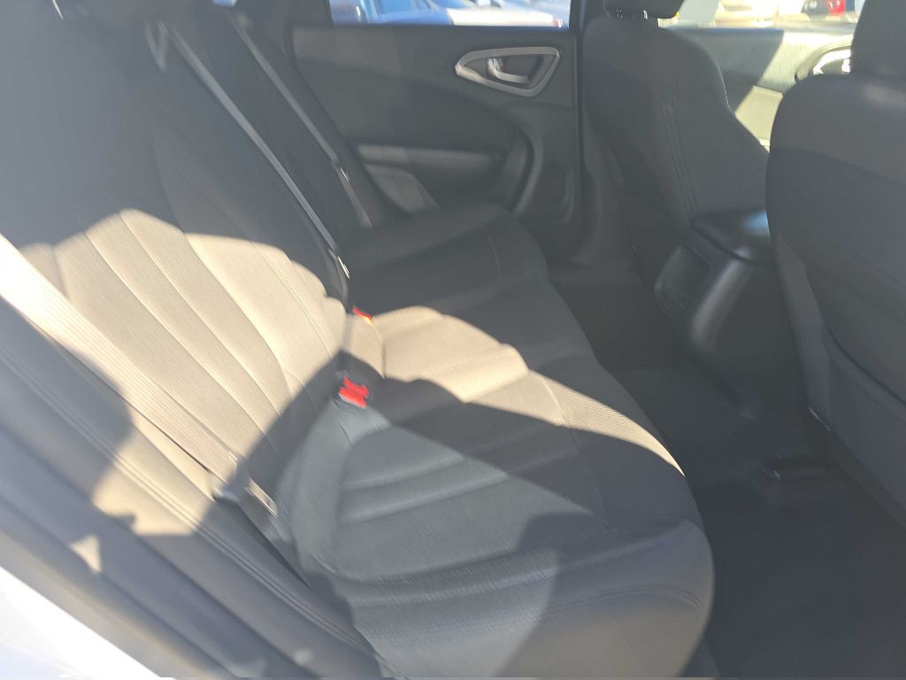 2016 Chrysler 200 Image 13