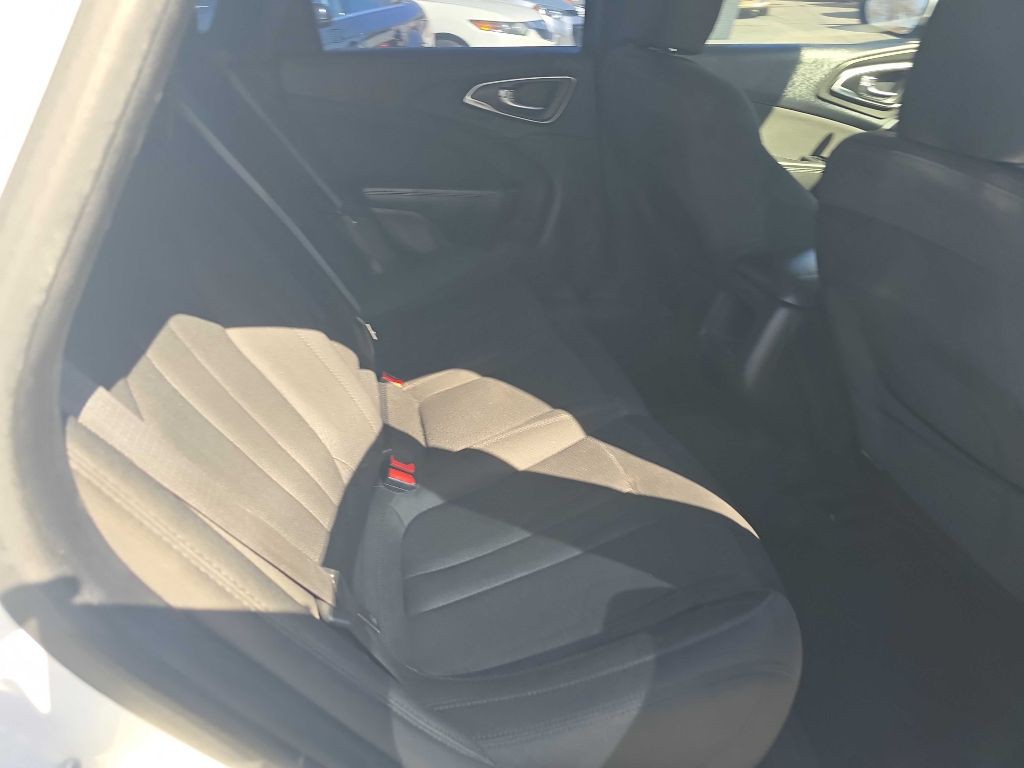 2016 Chrysler 200 Image 14