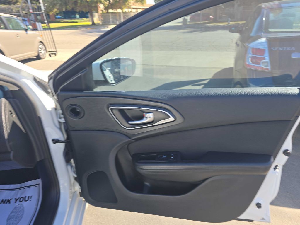 2016 Chrysler 200 Image 15