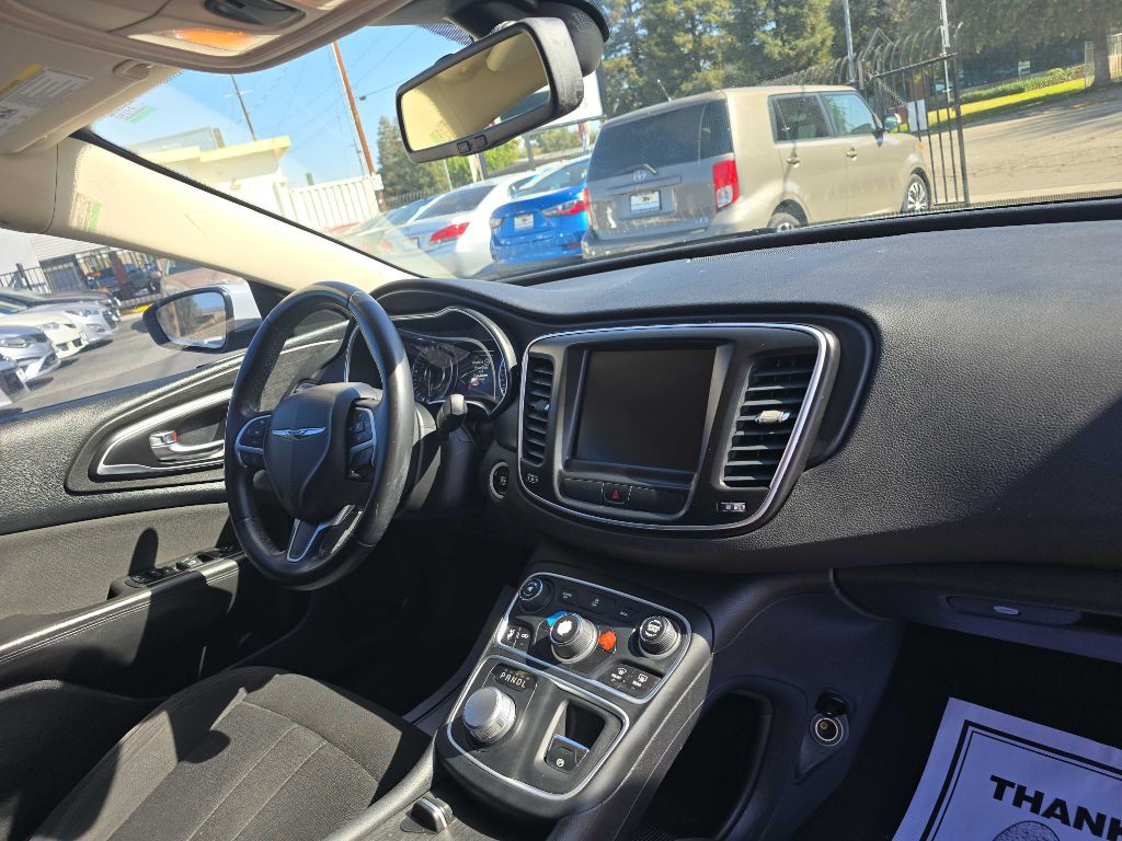 2016 Chrysler 200 Image 16