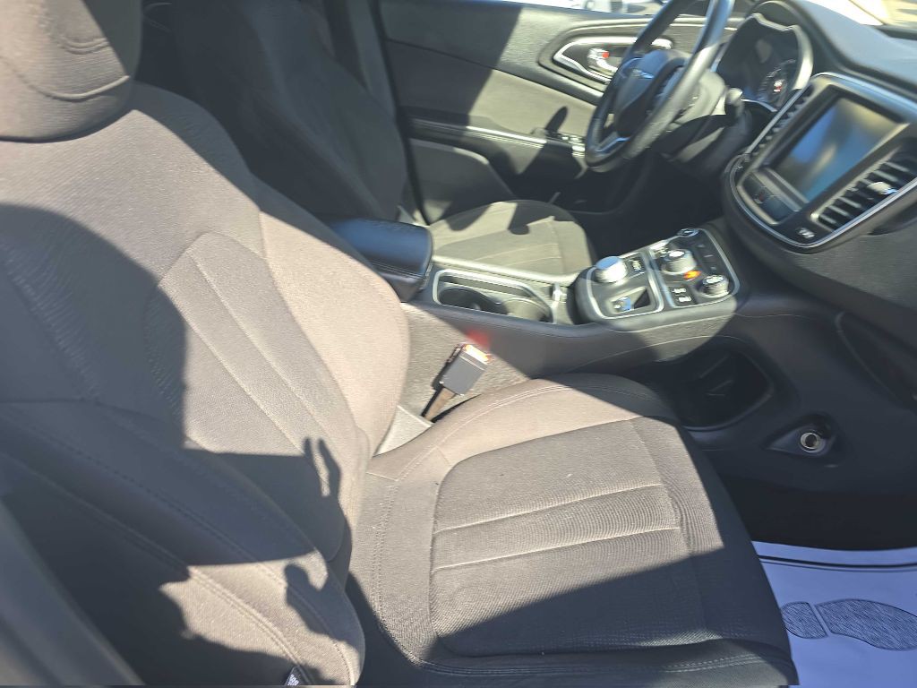 2016 Chrysler 200 Image 17