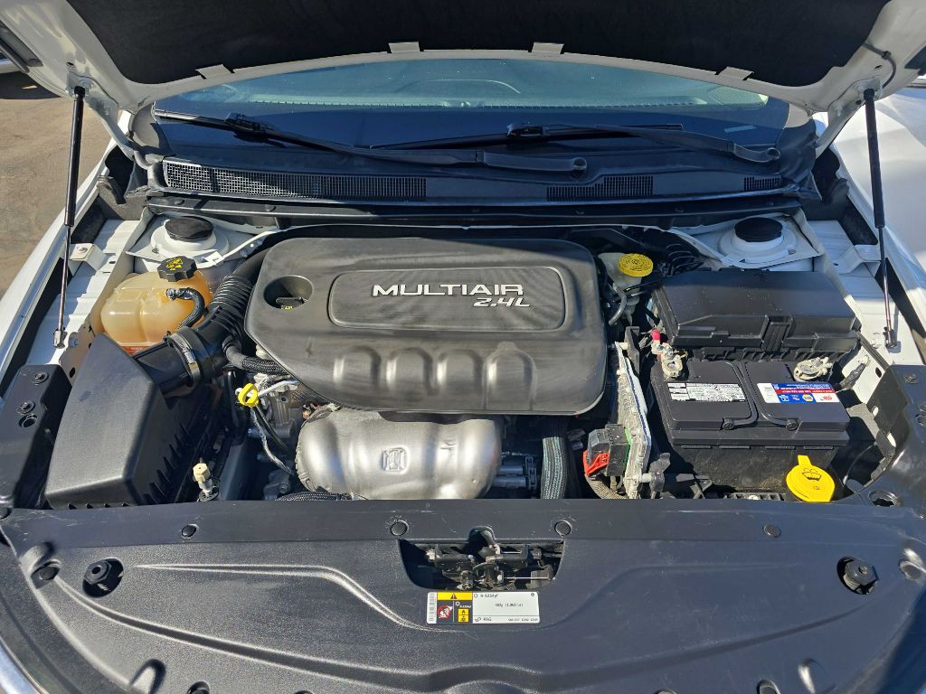 2016 Chrysler 200 Image 19