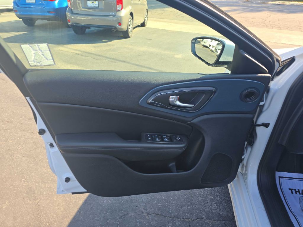 2015 Chrysler 200 Image 10