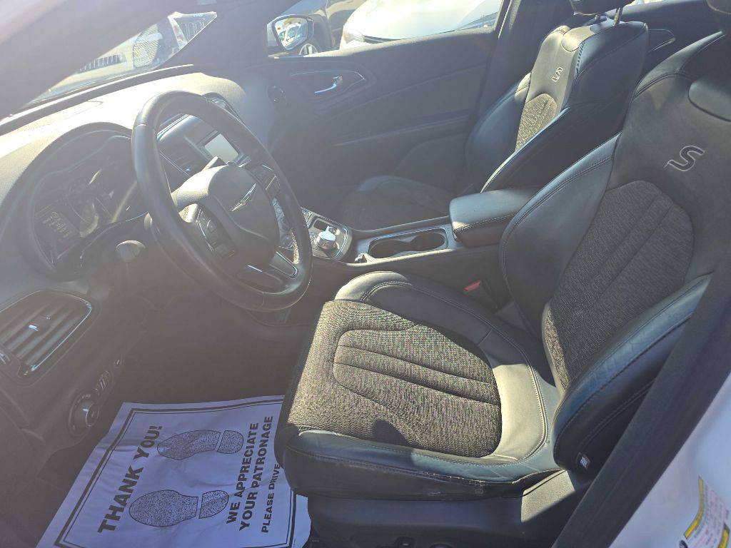 2015 Chrysler 200 Image 11