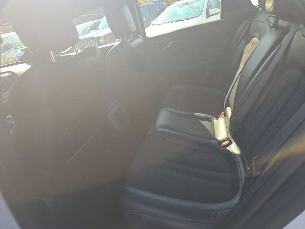 2015 Chrysler 200 Image 12