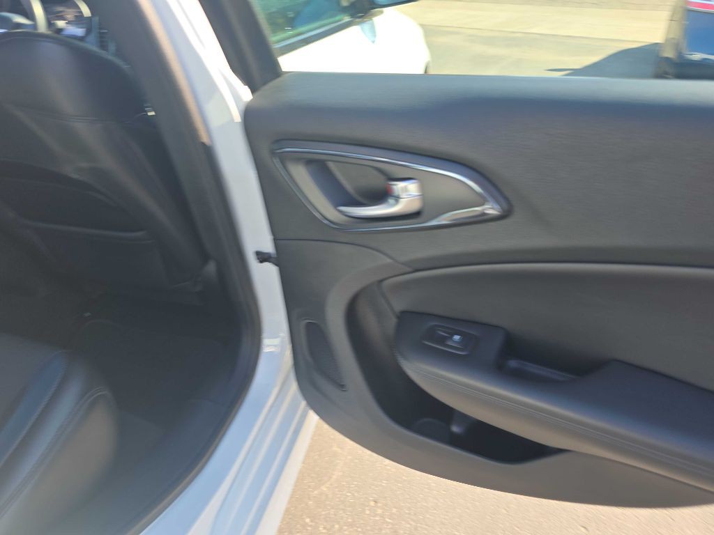 2015 Chrysler 200 Image 14