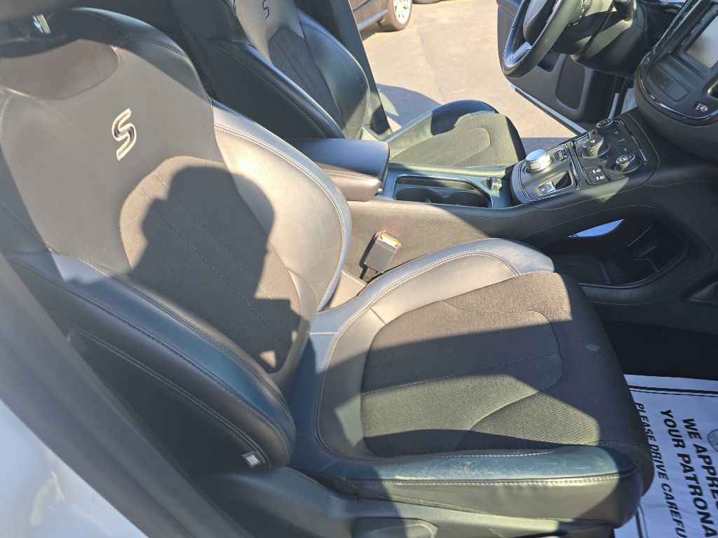 2015 Chrysler 200 Image 16