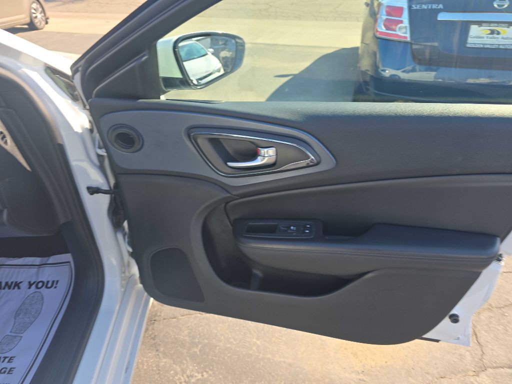2015 Chrysler 200 Image 17