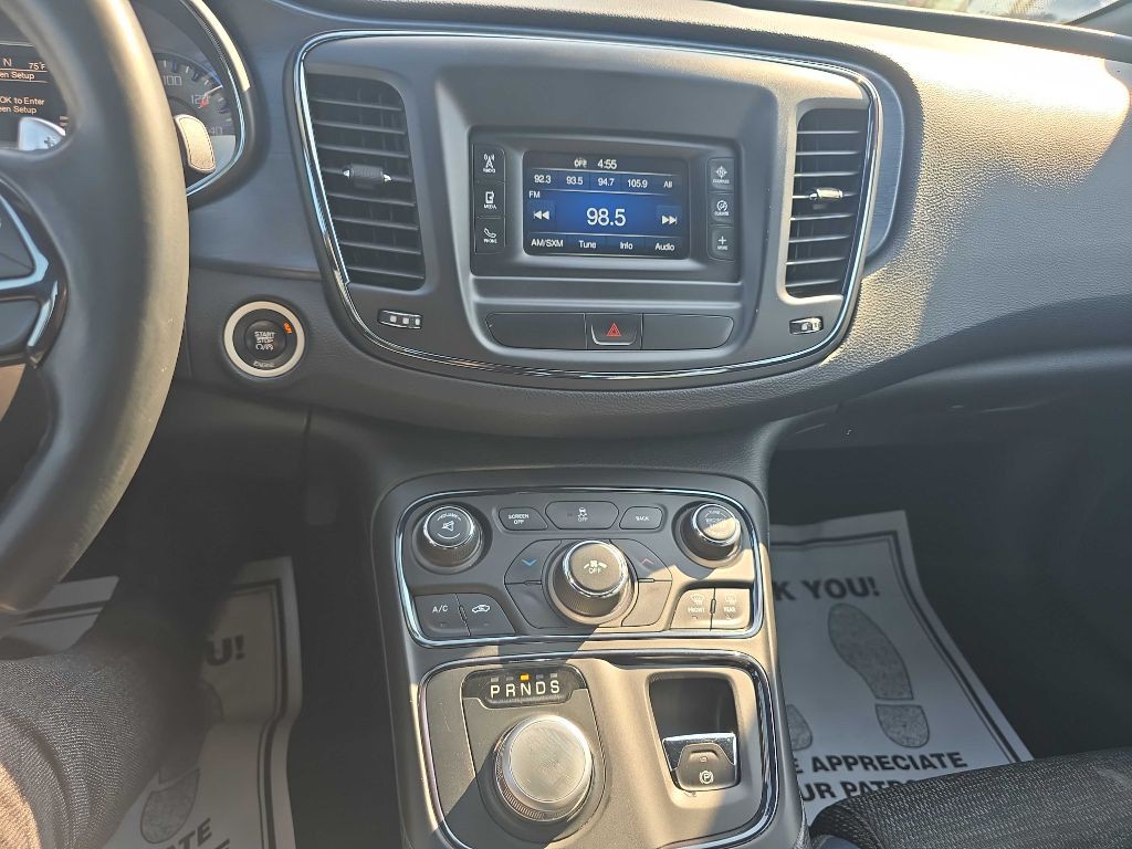 2015 Chrysler 200 Image 18