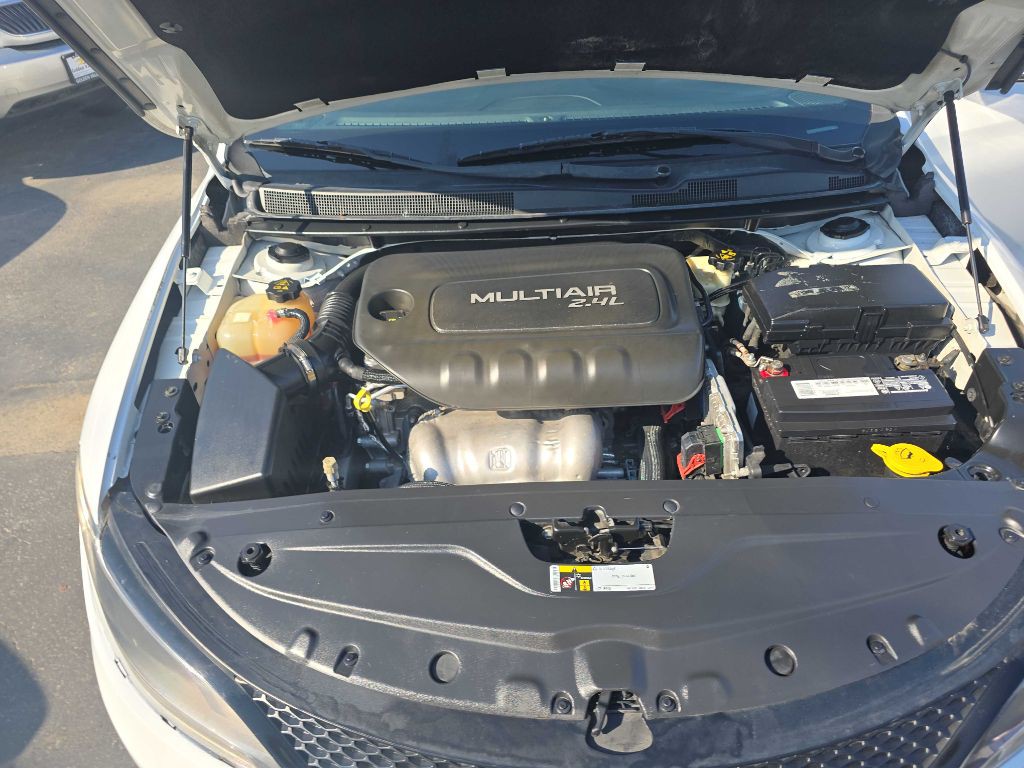 2015 Chrysler 200 Image 21