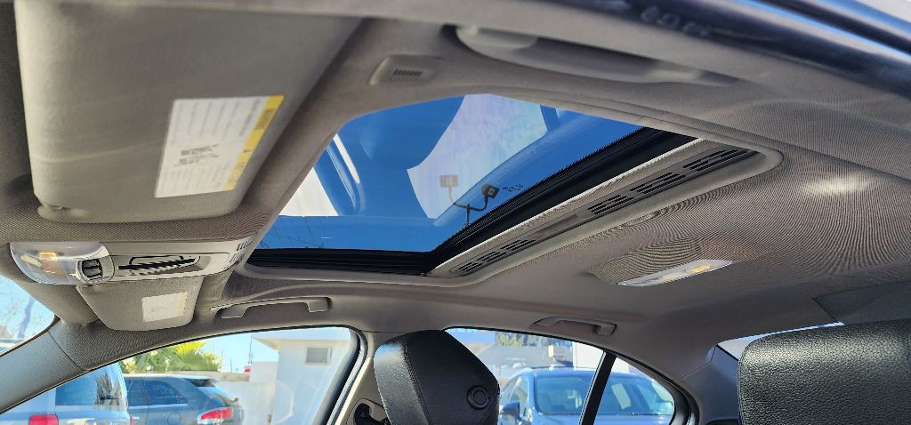 2013 BMW 3 Series Image 14