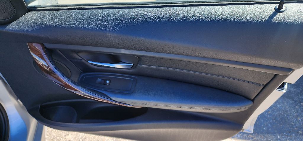 2013 BMW 3 Series Image 17