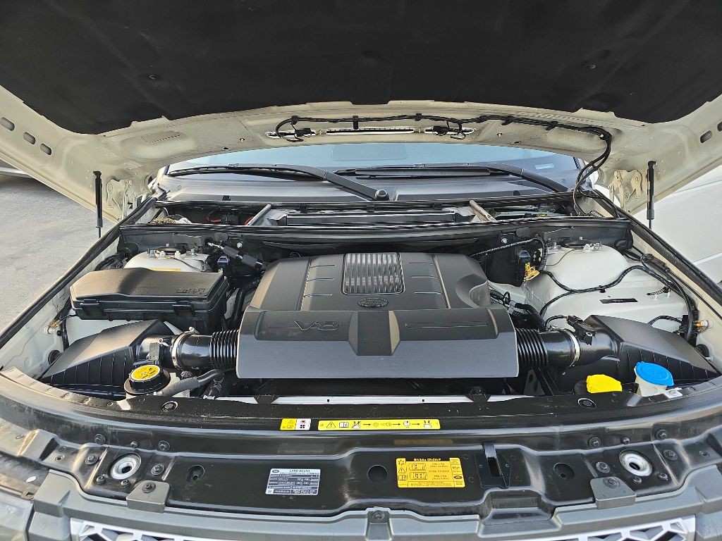 2010 Land Rover Range Rover Image 21