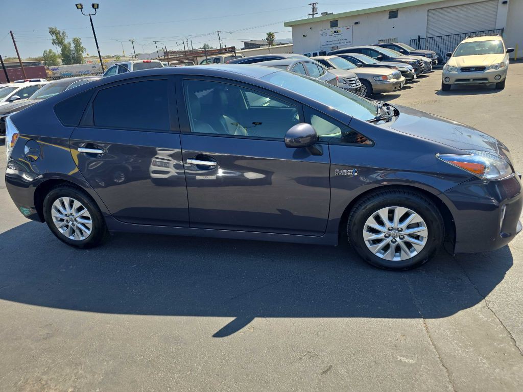 2014 Toyota Prius Image 2