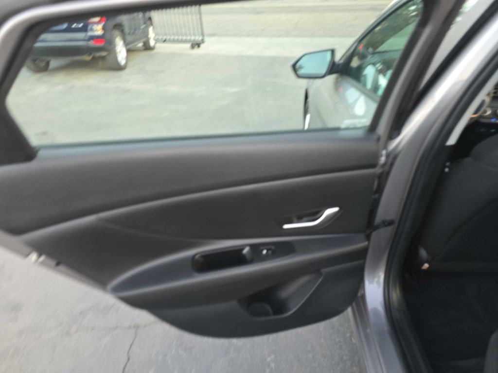 2023 Hyundai Elantra Image 16