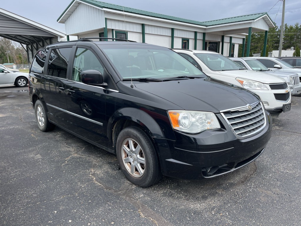 2009 Chrysler Town & Country Image 2