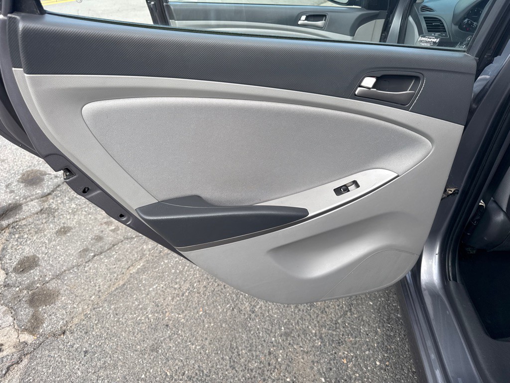 2015 Hyundai Accent Image 16