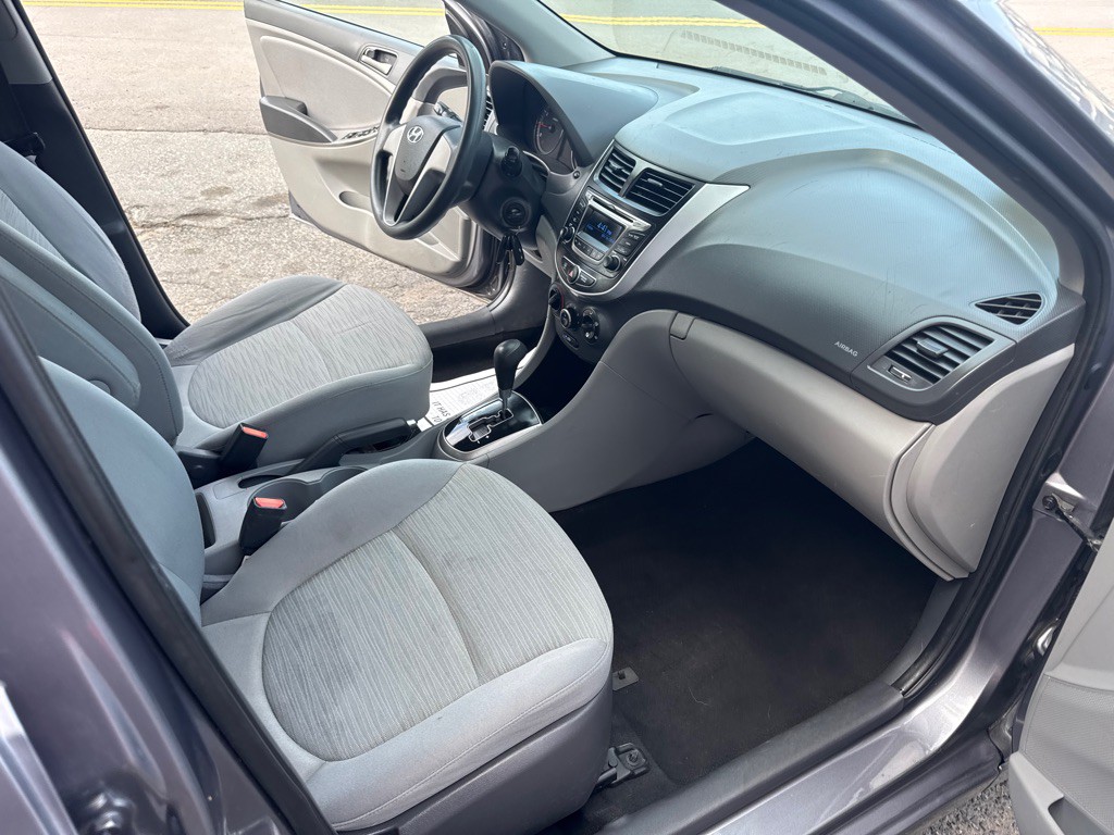 2015 Hyundai Accent Image 17