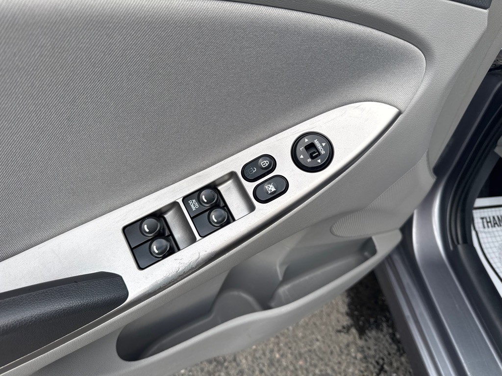2015 Hyundai Accent Image 23
